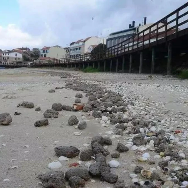 La prensa británica señala seis playas gallegas como "las peores de España" y recomienda evitarlas este verano