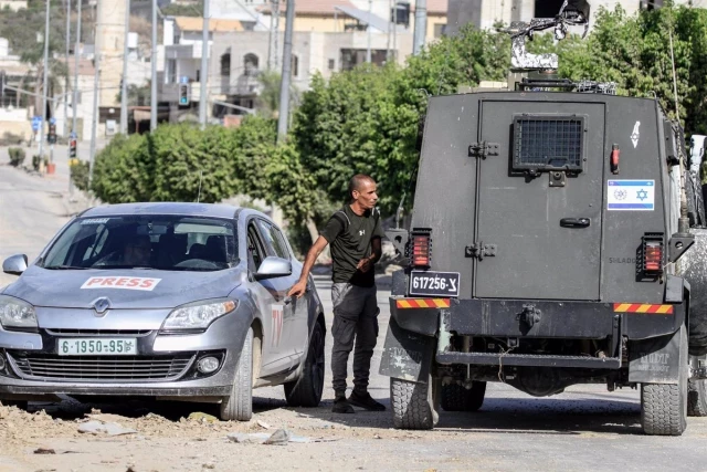 Soldados israelíes irrumpen en las oficinas de Al Yazira en Ramala e imponen un cierre de 45 días