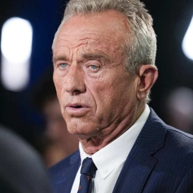 Robert F. Kennedy Jr. es investigado por el Servicio Nacional de Pesca Marítima por cortar con una motosierra una ballena muerta y llevarse la cabeza a casa