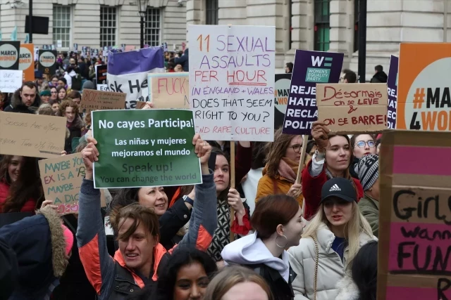 Una iniciativa marca los feminicidios con placas para denunciar que en el Reino Unido una mujer es asesinada cada tres días