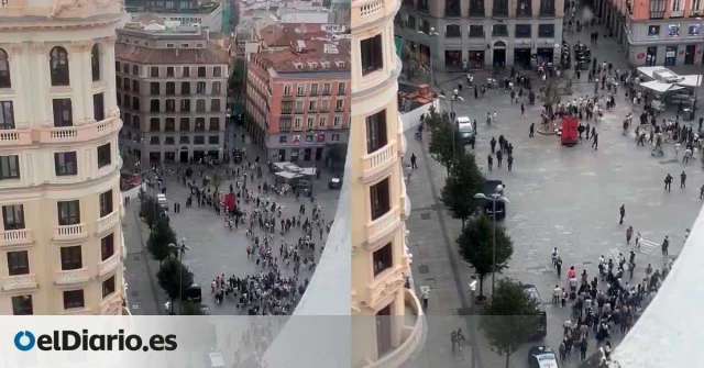 No había “árabes con armas”, era Ismael Serrano con un trípode: el bulo de la extrema derecha con el desalojo de Callao