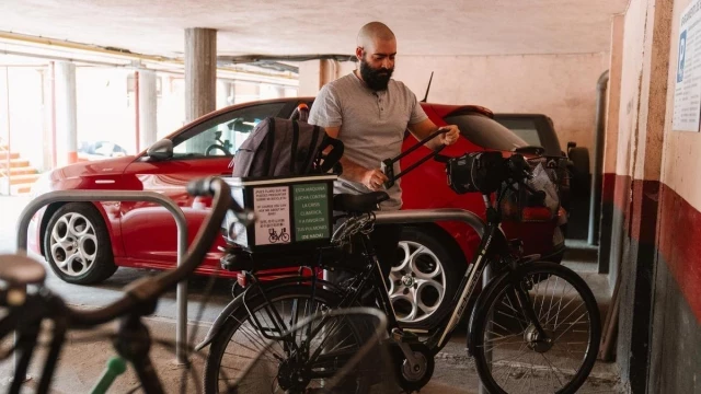 La odisea de convencer a tus vecinos para dejar la bici en la comunidad: "Recibí amenazas"