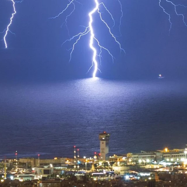 Barcelona amanece iluminada por una espectacular tormenta eléctrica sobre el mar