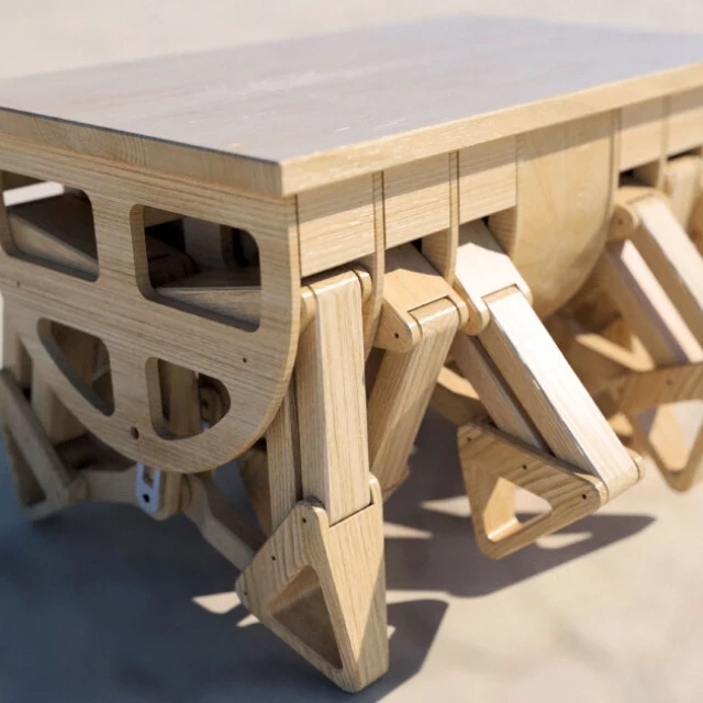 El carpentopod: una mesa de madera andante de 12 patas