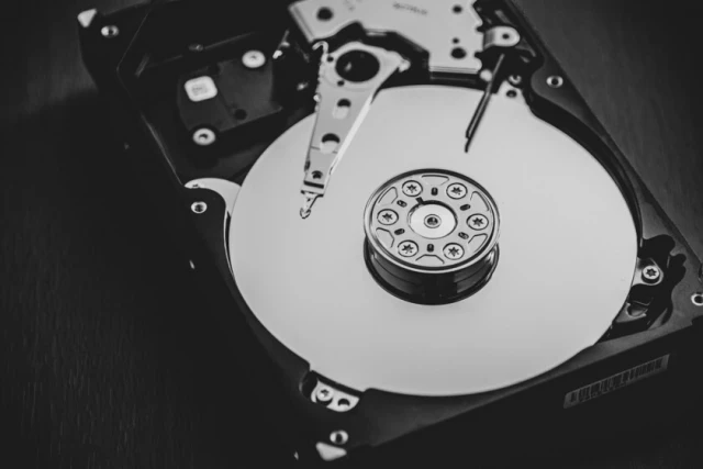 Microsoft está buscando una alternativa a los discos duros: ha conseguido almacenar 7 TB en un cristal