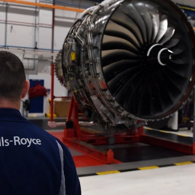 Recompensa Rolls-Royce a sus 42,000 empleados con 150 acciones para cada uno