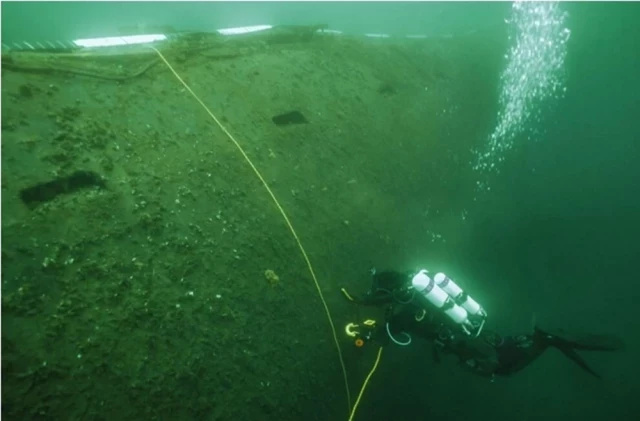 Buzos rusos inspeccionan un submarino nuclear hundido hace 42 años