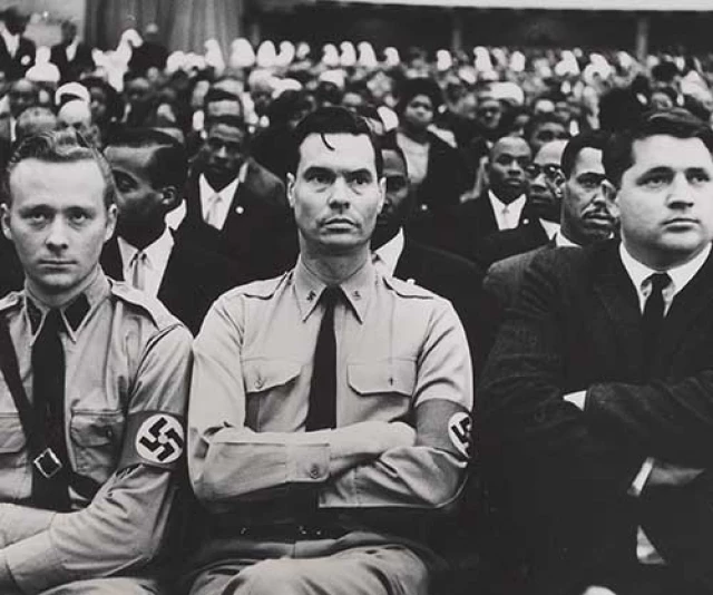 George Lincoln Rockwell y miembros del Partido Nazi Americano asisten a una cumbre de la Nación del Islam, 1961 (ING)