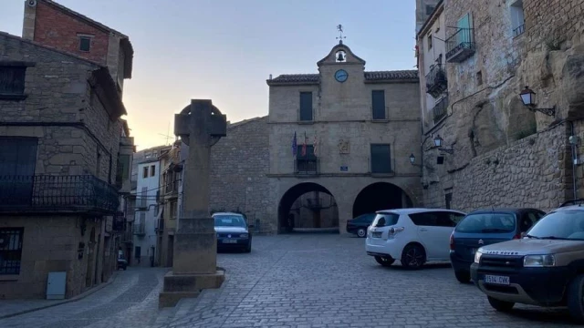 Mazaleón (Teruel) replica su monumento franquista con un mural en las piscinas