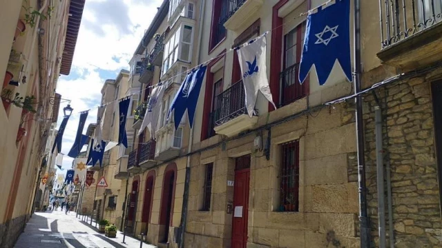 Vitoria-Gasteiz retira las banderas judías del mercado medieval por el genocidio en Palestina