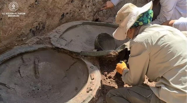 3 escudos y un casco de bronce de 2.700 años de antigüedad pertenecientes a los urartianos hallados en el castillo de Ayanis [ENG]