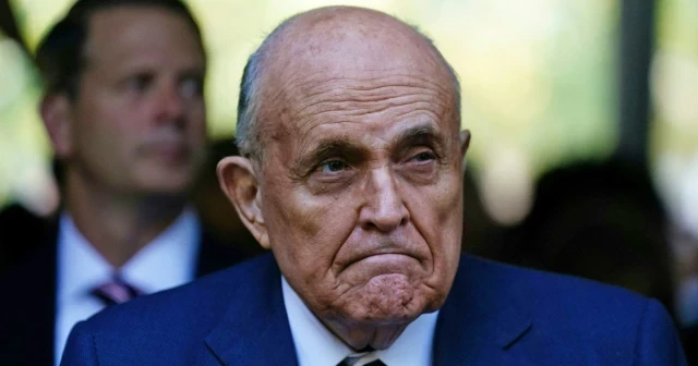 Rudy Giuliani inhabilitado en D.C. por un plan de revertir las elecciones de 2020 que perdió Trump (eng)