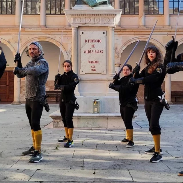 Clases de historia a través de la espada: así es la escuela de esgrima antigua de Oviedo