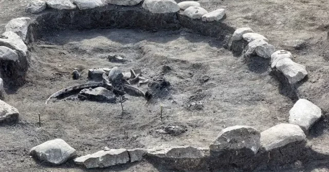 Descubren unas misteriosas estructuras de piedra y un carro romano en Bulgaria