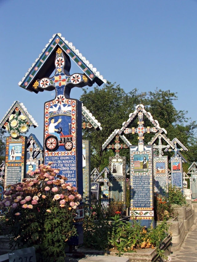 Color, sátira y muerte con una sonrisa: Cementerio Alegre en Rumanía