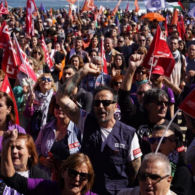 «Histórica» manifestación en Gijón en solidaridad con las 6 de la Suiza: «No estáis solas»