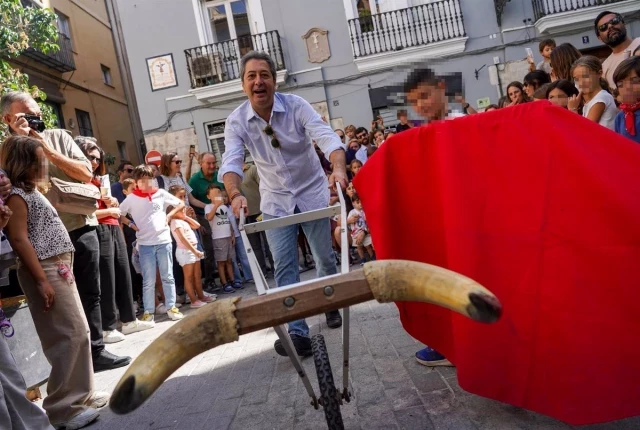 Cerca de 50 niños y niñas participan en el encierro taurino infantil simulado en Ciutat Vella