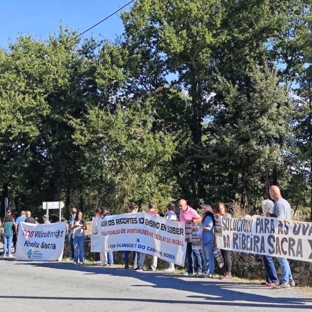 Viticultores de la denominación de origen Ribeira Sacra se han concentrado este domingo frente al Hotel Pazo de Sober