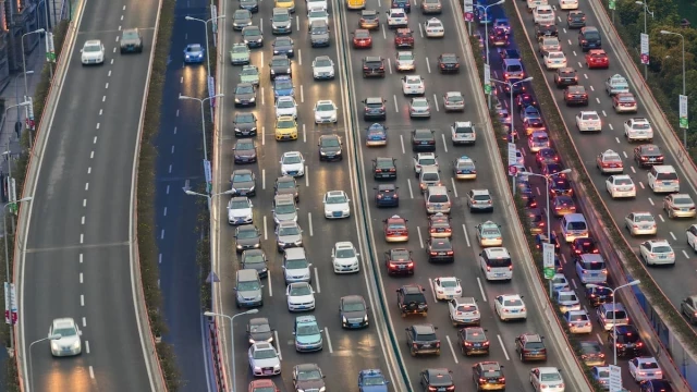 Ocho de cada diez coches que circulan en las 'horas punta' en grandes ciudades van ocupados solo por el conductor