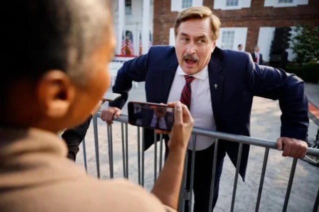 El hombre de MyPillow, Mike Lindell, fue ordenado a pagar los honorarios legales del tipo que lo demostró equivocado en el evento “Prueba que Mike se equivoca” (eng)