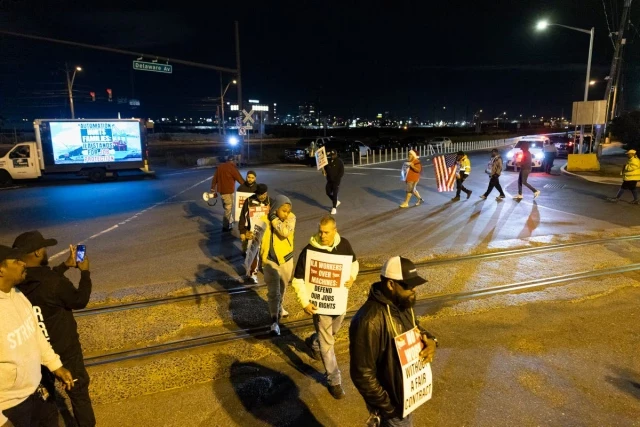 Última hora: Estibadores de puertos de Maine a Texas secundan una huelga que podría causar desabastecimiento