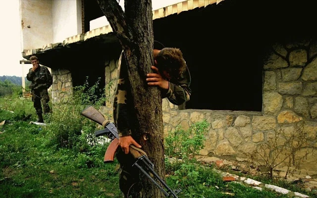 Desgarradoras fotos de un soldado bosnio que llora al volver a su pueblo, donde descubrió que su familia fue ejecutada por los serbios [ENG]