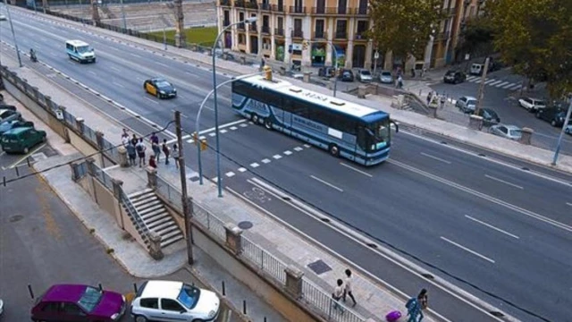 Dos detenidos por intentar tirar a un turista del puente de Marina tras robarle la cadena de oro