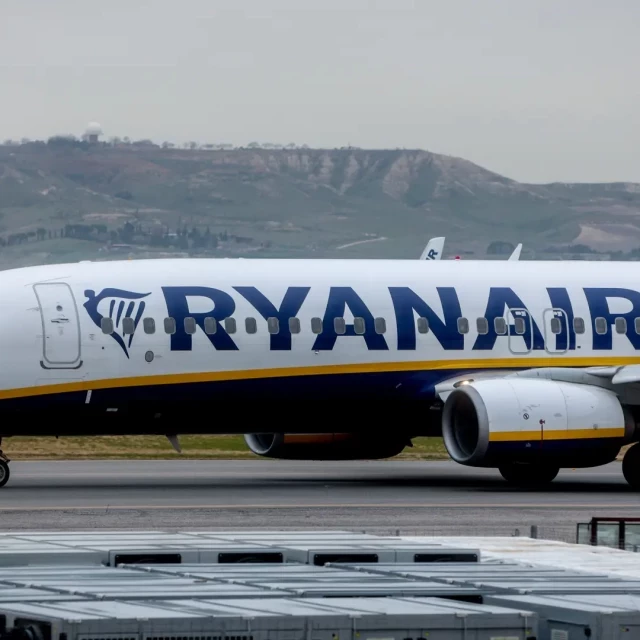 Un avión de Ryanair que viajaba de Barcelona a Bérgamo revienta cuatro de sus neumáticos al aterrizar