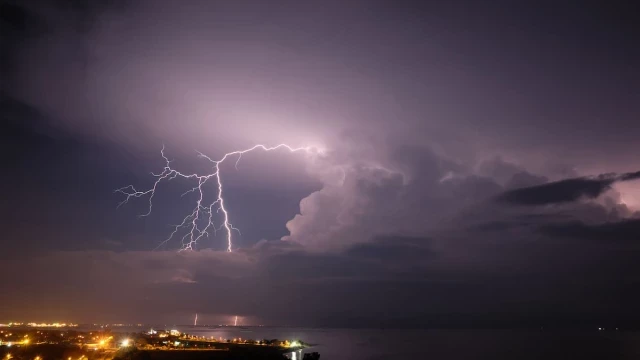 Científicos sobrevuelan tormentas tropicales en un avión espía para descubrir que generan más radioactividad de lo que se pensaba