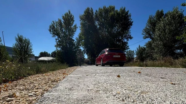 Así es la primera calle del mundo asfaltada con molinos de viento reciclados: