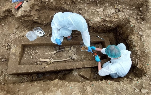 Un sarcófago de piedra sellado y una situla de bronce, excepcionalmente conservados, descubiertos en un yacimiento italiano de la Edad del Hierro