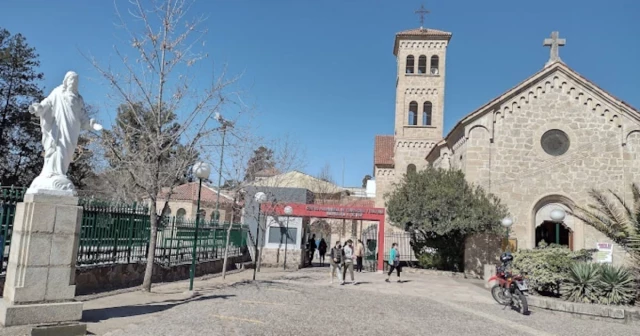 El Ministerio de Educación convocó a una mesa de diálogo en el colegio de Carlos Paz que prohibió el uso de polleras