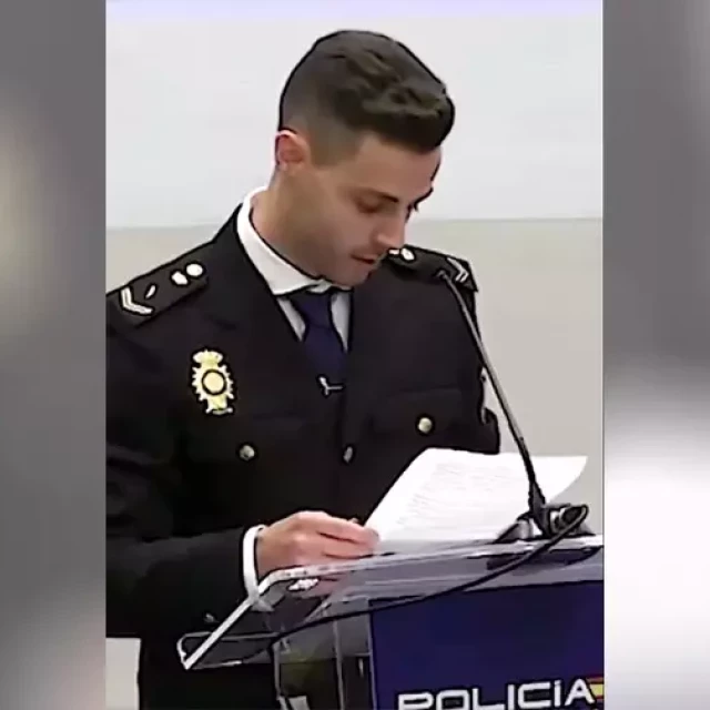 Un policía crítico ante Marlaska pide cámaras corporales y las redes le toman la palabra: "Pero de las que graben siempre, ¿eh?"