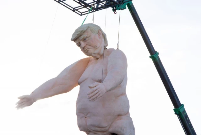 Instalan una gran estatua de Trump desnudo en una autopista de Las Vegas