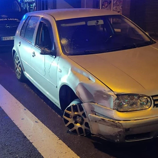 Imagen insólita en Las Palmas de Gran Canaria: circula sin un neumático y bebido