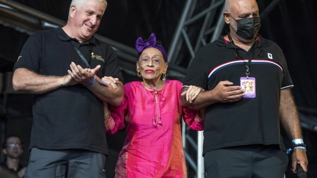 "¡Abusadores! ¡Abusadores!" La cantaora Mayte Martín denuncia el trato a una Omara Portuondo desorientada y fatigada en un concierto en Barcelona