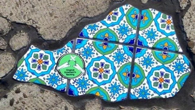 Ememem, el artista callejero que rellena las grietas del pavimento con mosaicos de colores