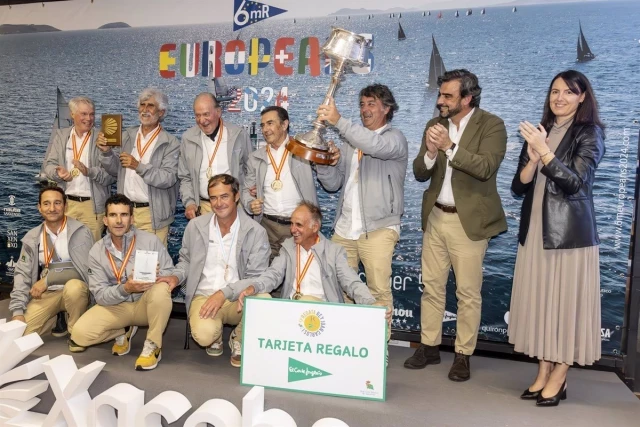 El Rey Juan Carlos y el 'Bribon' reciben su galardón de campeón de Europa de 6 Metros en el Trofeo Xacobeo