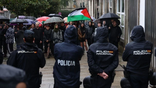 Detienen a cinco activistas que entraron en un Burger King de Santiago al grito de «ten sangue palestina a vosa comida»