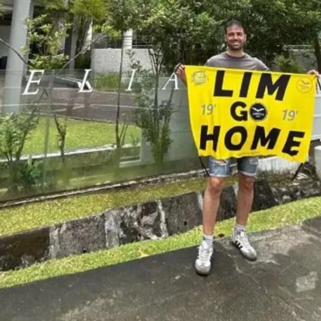 Dos aficionados del Valencia CF, retenidos y a juicio en Singapur tras manifestarse contra Lim