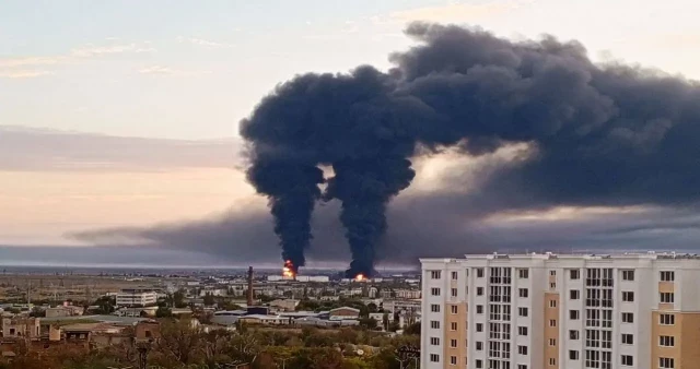 Evacuan en Rusia a más de 1.000 personas por incendio en una terminal petrolera en Crimea