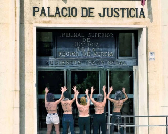 Performance del Movimiento Feminista de Murcia contra el 'escandaloso acuerdo de la Fiscalía' con empresarios implicados en trata de menores