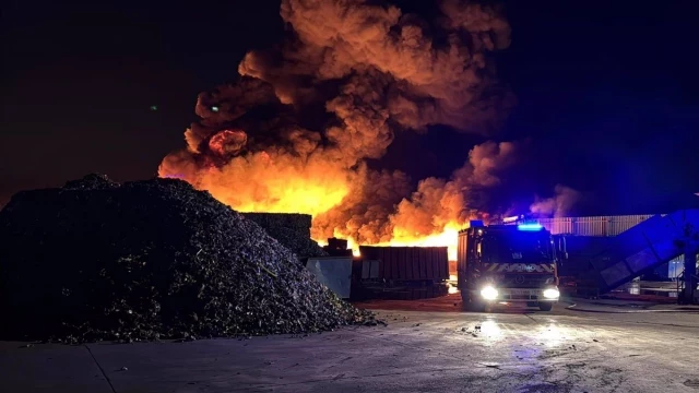 Un incendio en el exterior de una planta de reciclaje quema 1.000 m2 de plásticos en Arganda del Rey