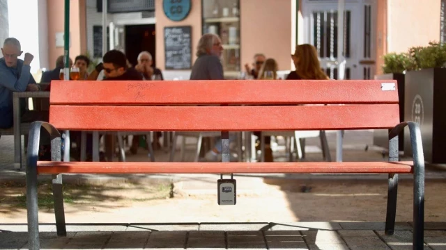 Cajetines de llaves hasta en bancos: los pisos turísticos colonizan la calle en Valencia