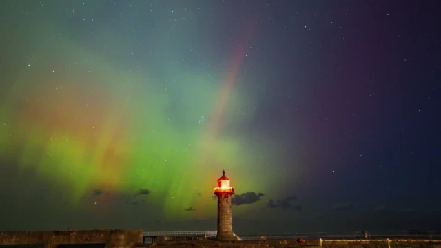 Las auroras boreales deslumbran los cielos nocturnos de EE.UU. y Europa (15 fotos) [ENG]