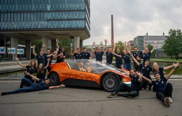 Estudiantes de la Universidad Tecnológica de Eindhoven han construido un coche que permite reutilizar hasta el 75% de sus materiales al final de su vida útil, 4 veces más que los coches actuales