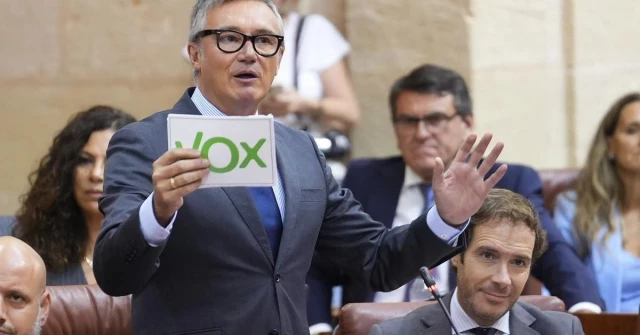 Vox Andalucía, con 14 diputados, gasta en personal lo mismo que el PP de Moreno, con 58 parlamentarios