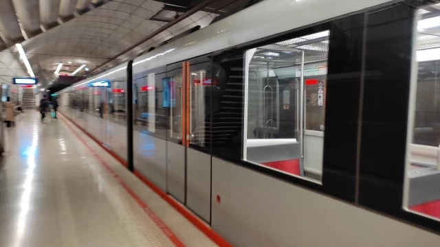 Un joven empuja a su pareja a las vías del metro justo antes de que pasara el tren en Erandio