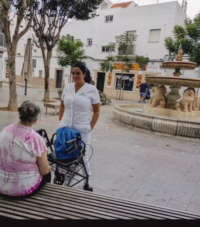 Las empleadas de la dependencia que soportan la precariedad a base de medicamentos opioides: "la gente está agotada, quemada"