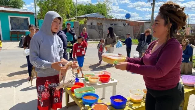 "Para muchas familias, esta es la única comida del día": el fuerte impacto en los niños del mayor salto de la pobreza en Argentina en 20 años